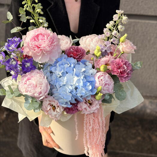 Лентяя коробка цветов с пионами и дельфиниумом💜