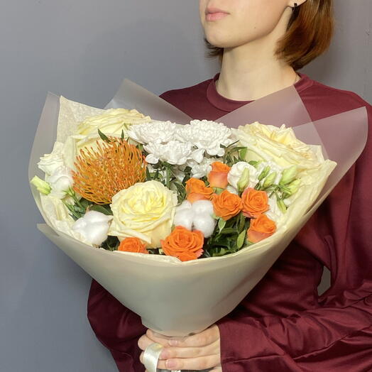 Авторский нежный букет с Лейко и кустовой розой