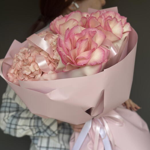 Ажурные розы и гортензия в оформлении🌸