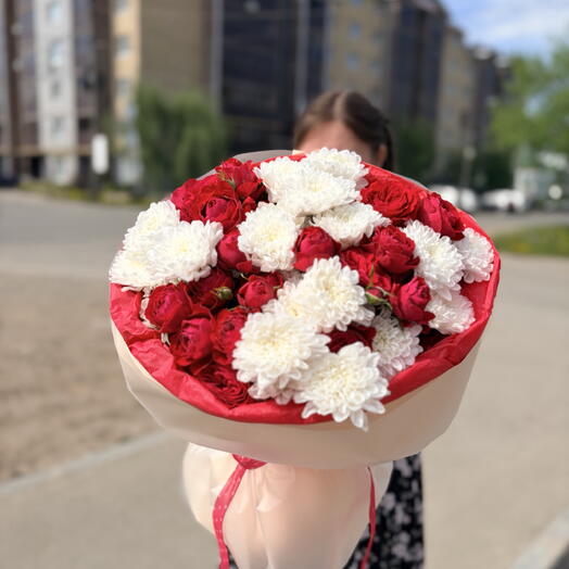 Букет роз кустовых с хризантемой