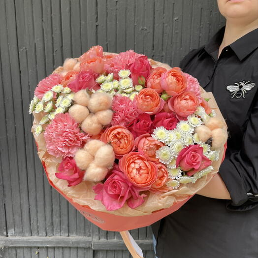 Ягодный букет с классическими розами, хлопком, хризантемой и кустовой пионовидной розой