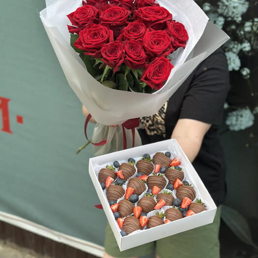 Букет из 13 роз и 16 клубник в молочном шоколаде