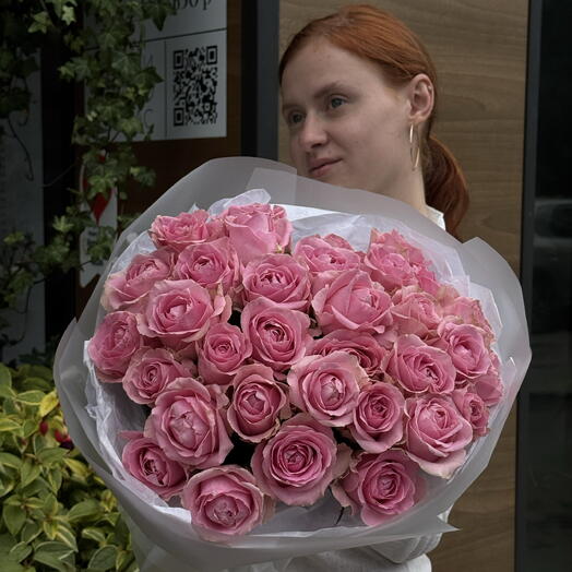 35 кенийских роз в упаковке