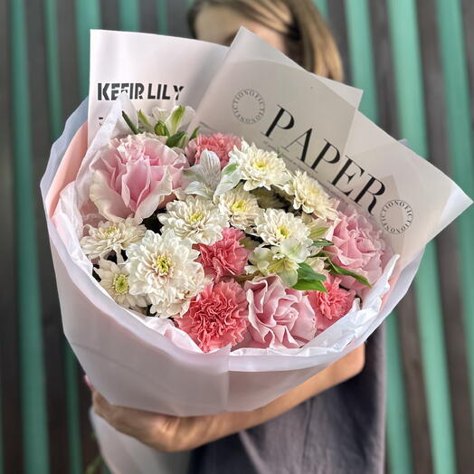 Авторский букет «Блеск красоты🌸💐» из гортензий , французских роз , гвоздик и кустовых пудровых хризантем