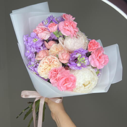 Букет дня ❣️ с пионами, ароматной матиолой, кустовой пионовидной розой Royal Blush и диантусами