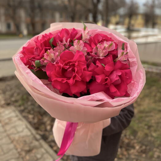 Яркий сочный букет с малиновыми французскими розами и альстромерией в стильной круглой упаковке 🩷
