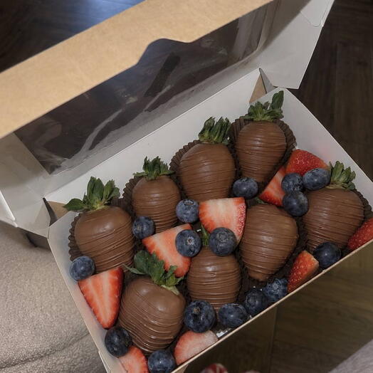 Berry Midi 🍓 Клубника в шоколаде с голубикой 8 штук