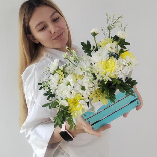 Готовая композиция в ящике с жасмином и хризантемой и фисташкой