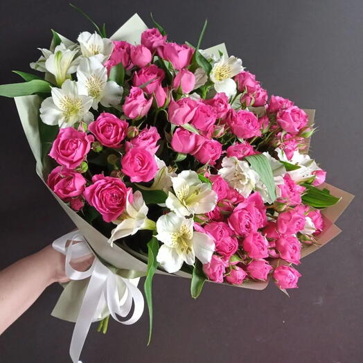 Букет кустовых роз и альстромерии🤍💕