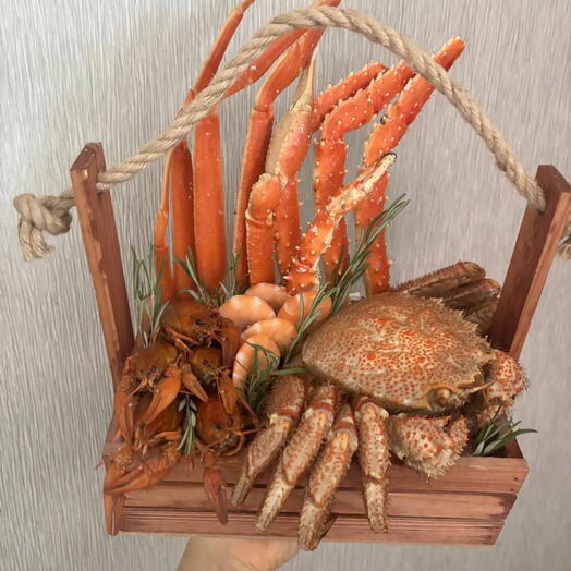 Деревянный ящик с крабом и раками