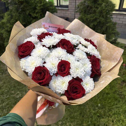 Букет белых  хризантем и красных роз