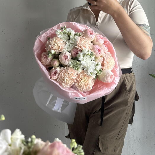 Нежный букет с пионовидными  кустовыми розами и маттиолой 🌸