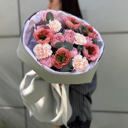 Эксклюзивный букет «Гармония оттенков 🌸🎀»из пион роз сорта Мондарин , диантусов ,кустовые розы Джульетта 🩷