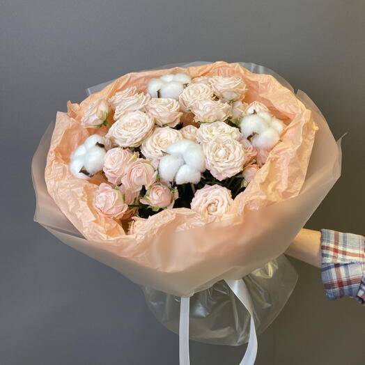 Букет кустовых роз и хлопка