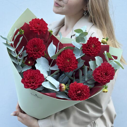 Букет «Старинные часы» (георгины и эвкалипт)