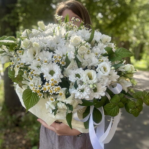 Корзина из хризантемы , альстромерии, лизиантуса и ромашек (большая)