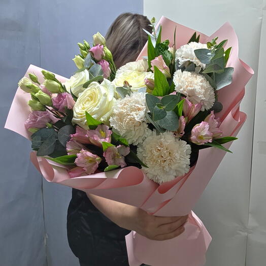 Букет из роз, диантуса, эустомы, альстромерии, эвкалипта