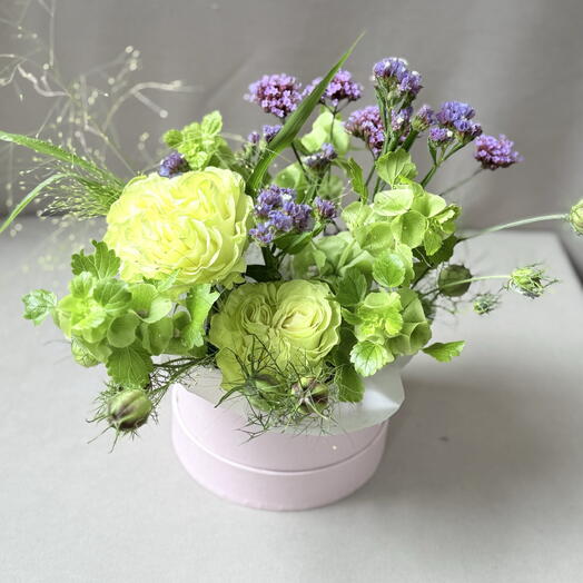 Нежная композиция с садовыми цветами