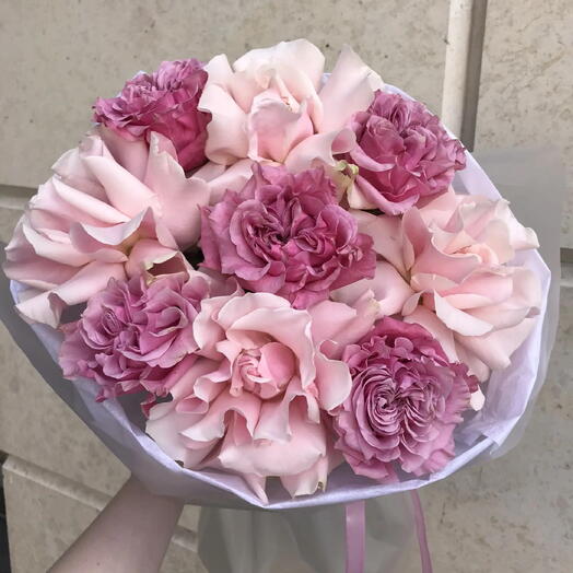 Розовый букет из пионовидных и французских роз