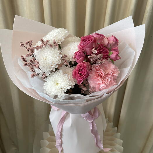 Букет комплимент с кустовой розой, диантусом и хризантемой 🌸