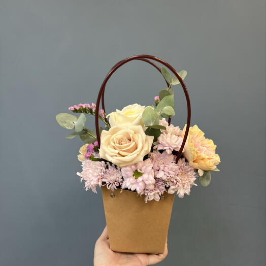 Корзинка с розами и хризантемой