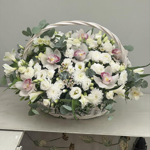 Корзина белой орхидей, альстромерии , диантус  и эустомы 🌸