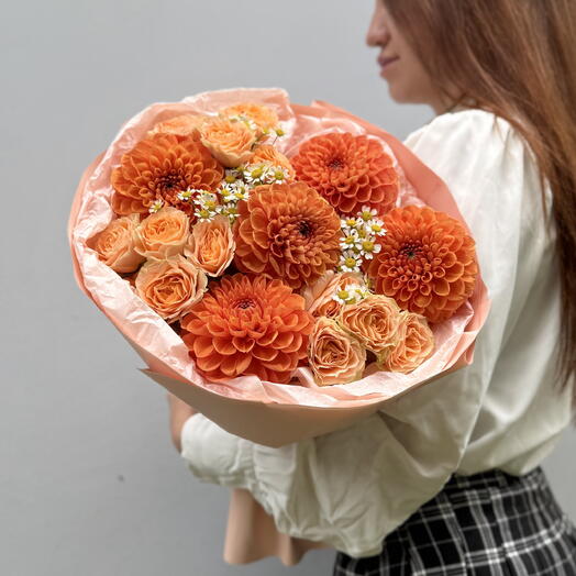 Букет с георгинами,кустовыми розами и ромашкой «Апельсиновый нектар»