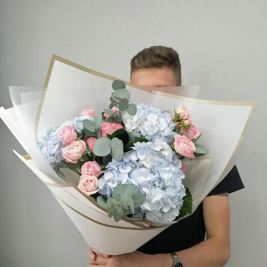Букет из пионовидных кустовых роз и гортензий с эвкалиптом