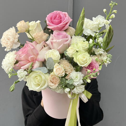 Белые розы и ароматная маттиола в шляпной коробке 🌸