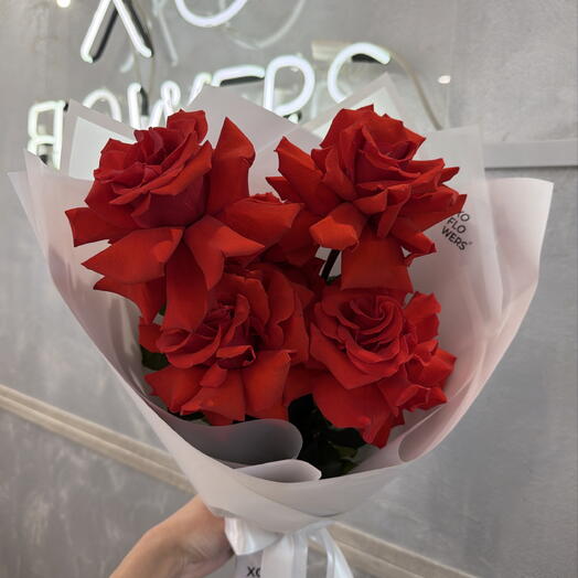 Букет из французских красных роз от XOFLOWERS