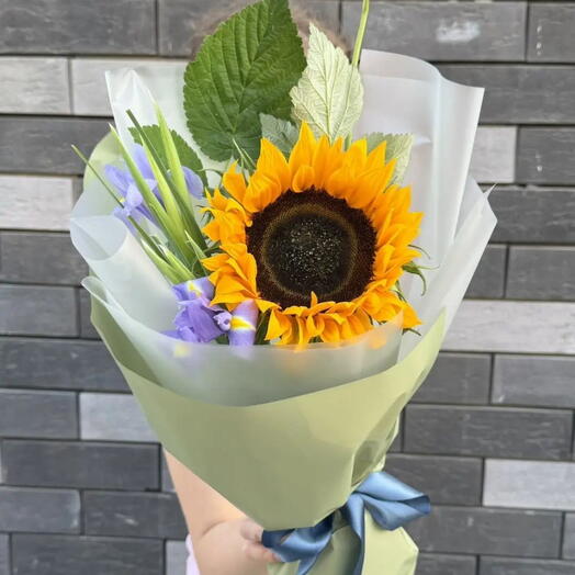 Компактный букет из подсолнуха с ирисами 💜🌼
