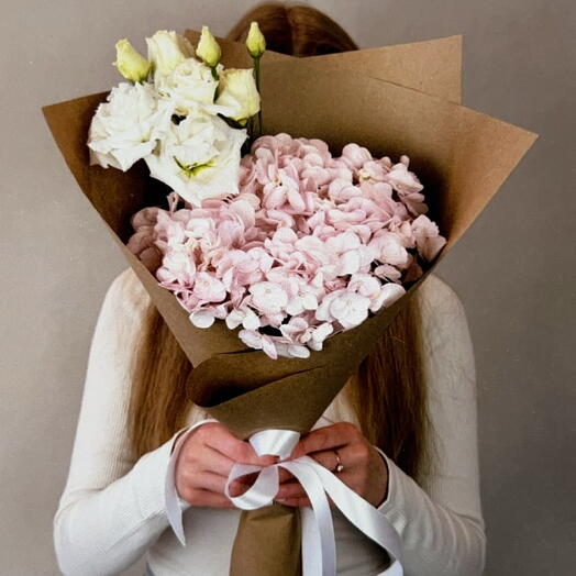 Красивый букет: розовая гортензия и эустома в крафте / 🌺МИНИ букет-комплимент🌺