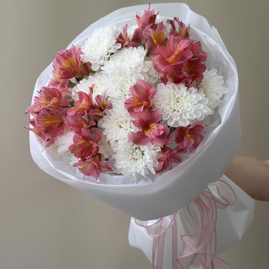 Нежный букет из альстромерии и кустовой хризантемы Алтай 💐