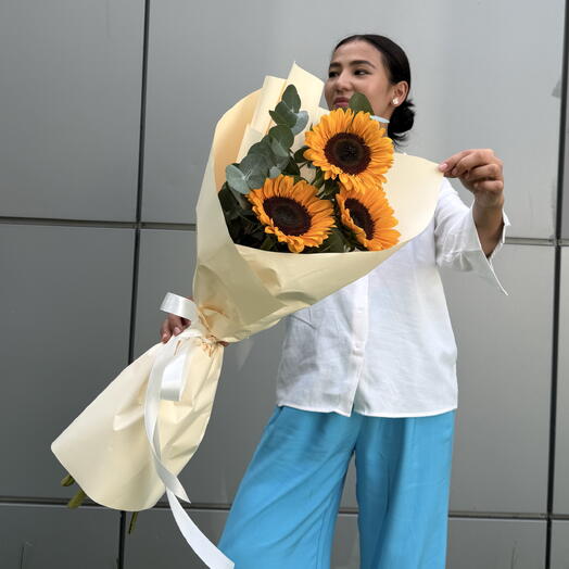 Букет «Три солнца из Краснодарского края🌻» из подсолнухов с эвкалиптом 💐
