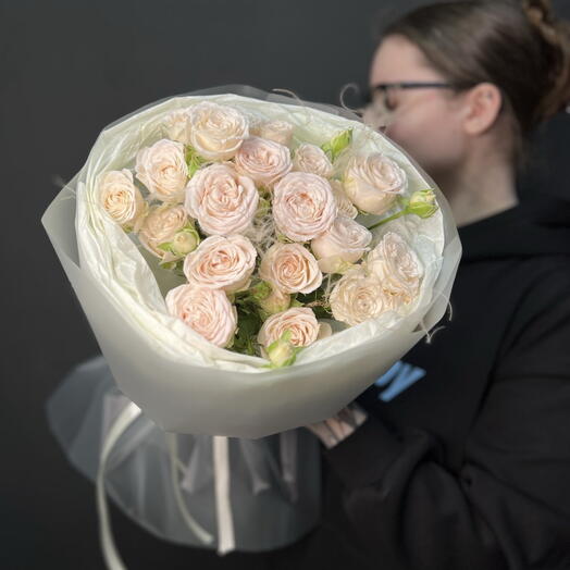 Букет моно пионовидные кустовые розы (стифа - ковыль) нежные стильные