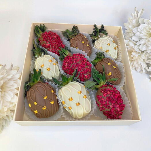 Клубника в шоколаде 9-12 ягод молочный и белый