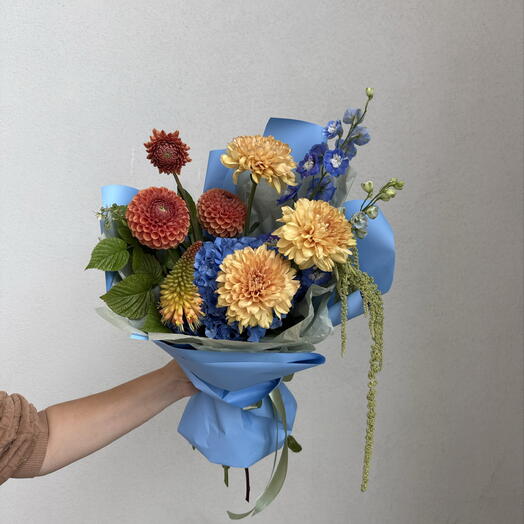 Яркий букет с синей Гортензией, дельфиниумом и висящем элементом
