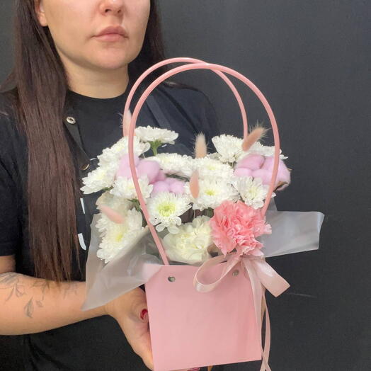 Композиция в розовой сумке с хлопком