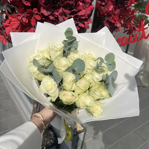 Букет из 25 белых роз и эвкалипта🤍