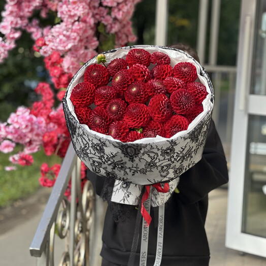 Букет из георгинов в кружеве