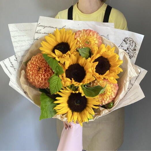 Тёплая осень🌻🍁букет из подсолнухов и георгин с листьями малины