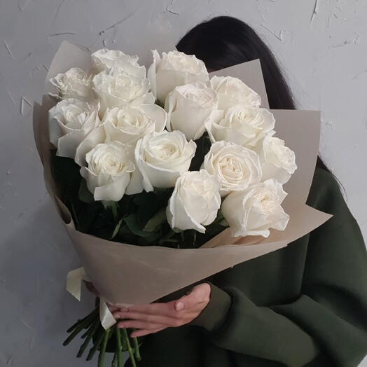 Букет белых роз в крафте, 15шт