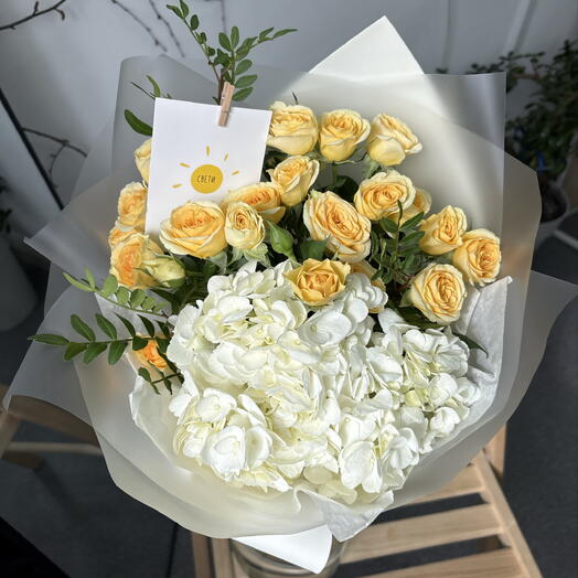 Букет комплимент с гортензией и розочками 💛