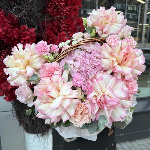 Корзина с розой ажурной розой и нежной гортензией 💖🫶🏻🎀