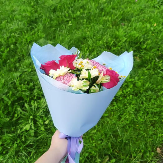 Букет из хризантем, роз и диантусов