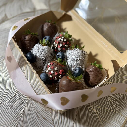 Клубника в молочном шоколаде с голубикой(8 штук)
