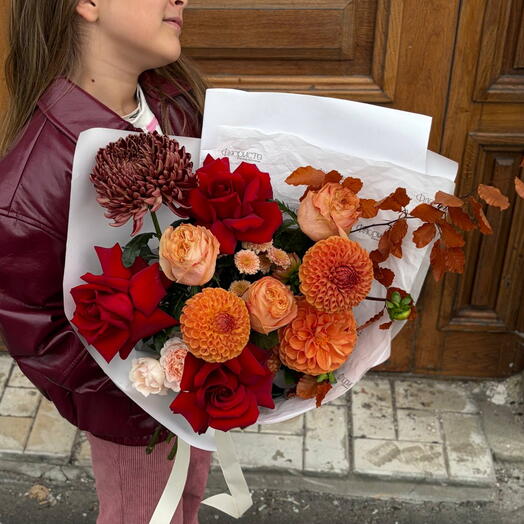 Сезонный букет с георгинами и бигуди