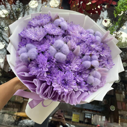 Авторский букет с хризантемой,хлопком и лагурусом 💜
Размер М