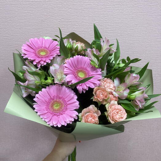 Ramo con rosas y gerberas