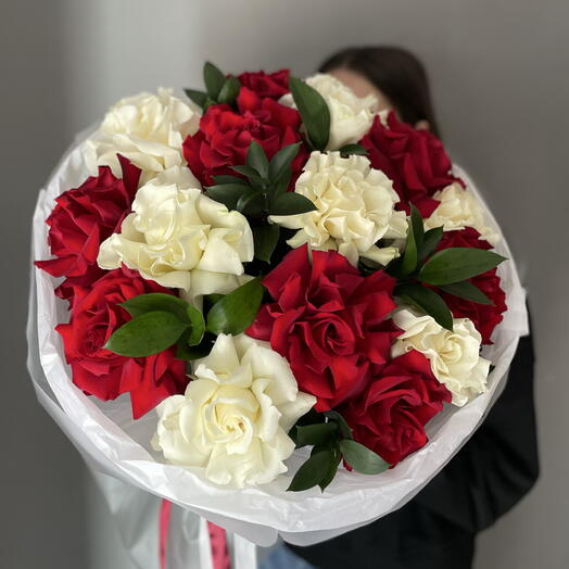 Пышный эффектный букет из 15 белых и красных французских роз в день рождения